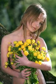 Elle - Yellow flowers (x140)