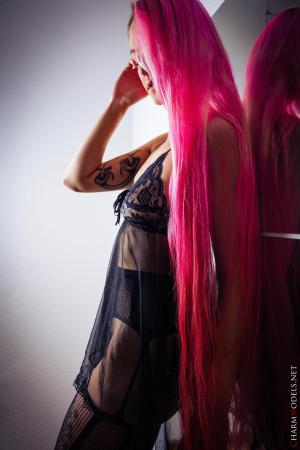 Adele-Mirror-Mirror-On-The-Wall-Sexy-Pink-Hair-i7qwjmjdnk.jpg