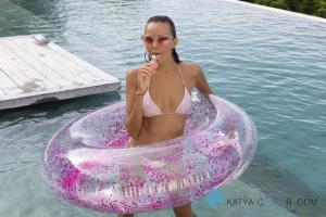 Katya Clover Ice Licker - x34-77r0bb1bjx.jpg